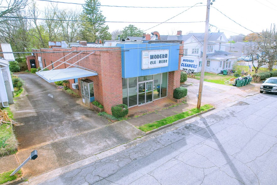 Primary Photo Of 113 E B St, Newton Storefront Retail Office For Sale