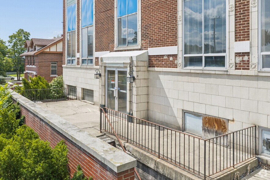 More Photos Of 131 University Dr, Pontiac Health Club For Sale