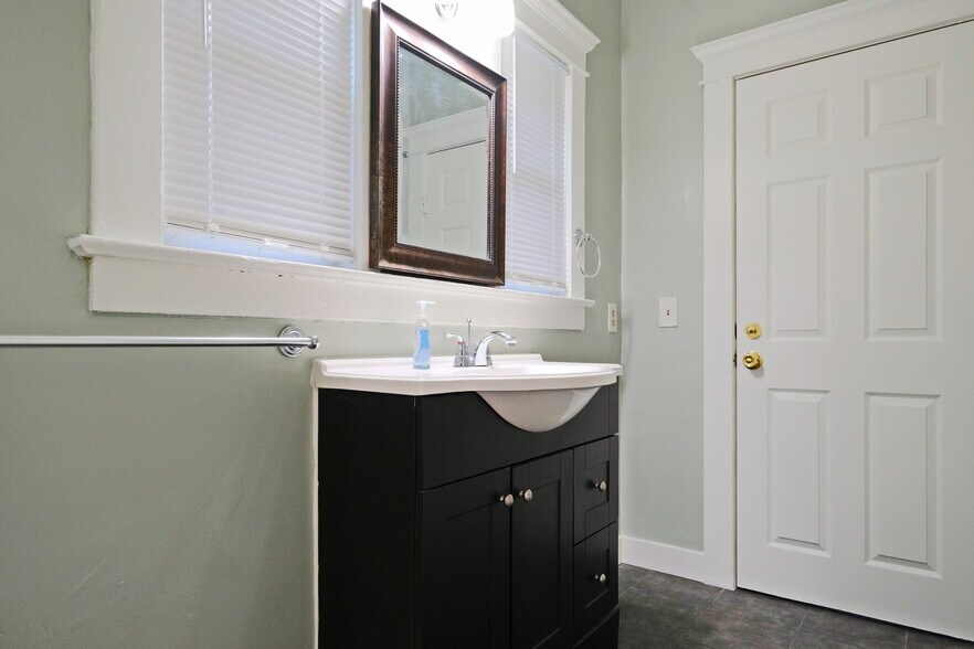 More Photos Of 1616 W 24th St, Los Angeles Apartments For Sale