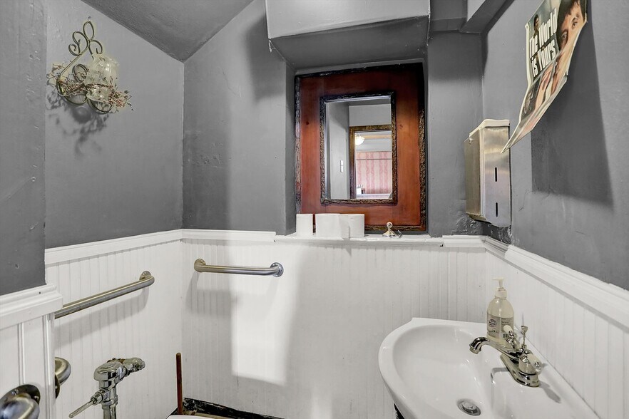 More Photos Of 111 S Walnut St, Edinburgh Theater Concert Hall For Sale