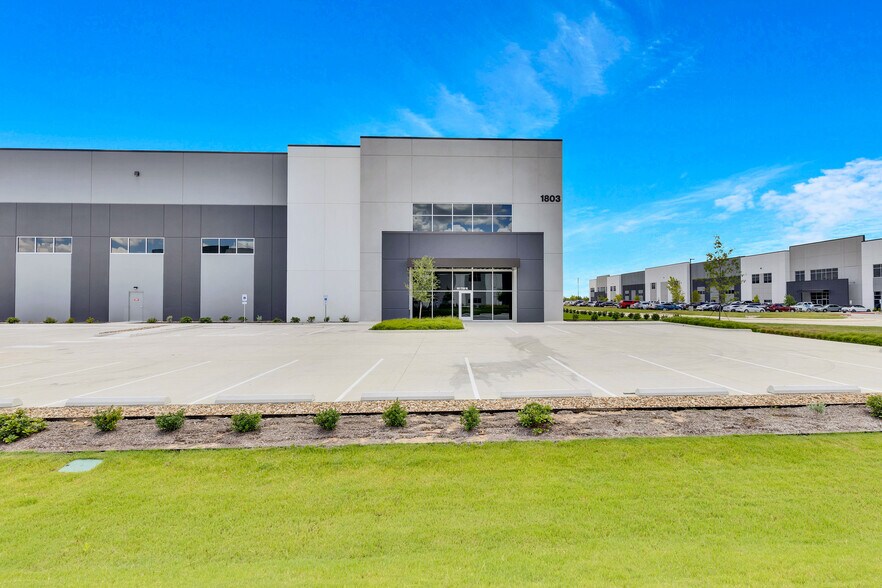 More Photos Of 1803 Titan Dr, Georgetown Warehouse For Lease