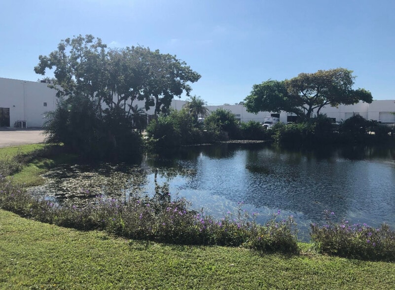 More Photos Of 2704-2870 S Park Rd, Hallandale Beach Warehouse For Lease