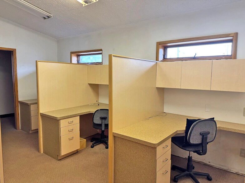 More Photos Of 7675 Highland Rd, Waterford Showroom For Lease