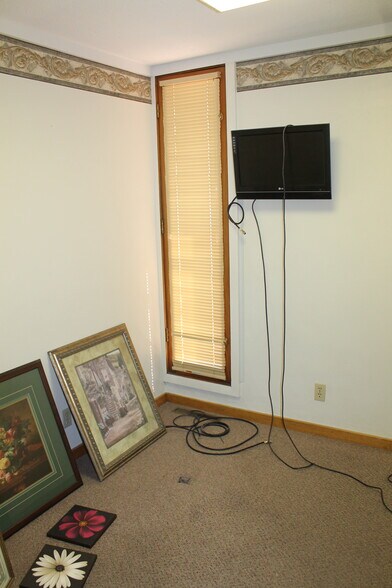 More Photos Of 129 E Locust St, Dekalb Office For Sale