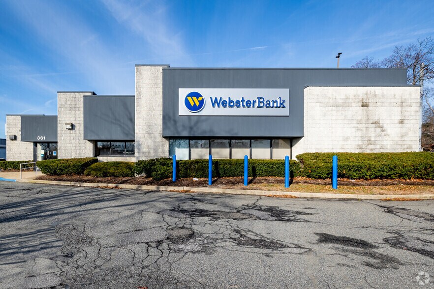 More Photos Of 367-425 N Service Rd, Patchogue Storefront For Lease