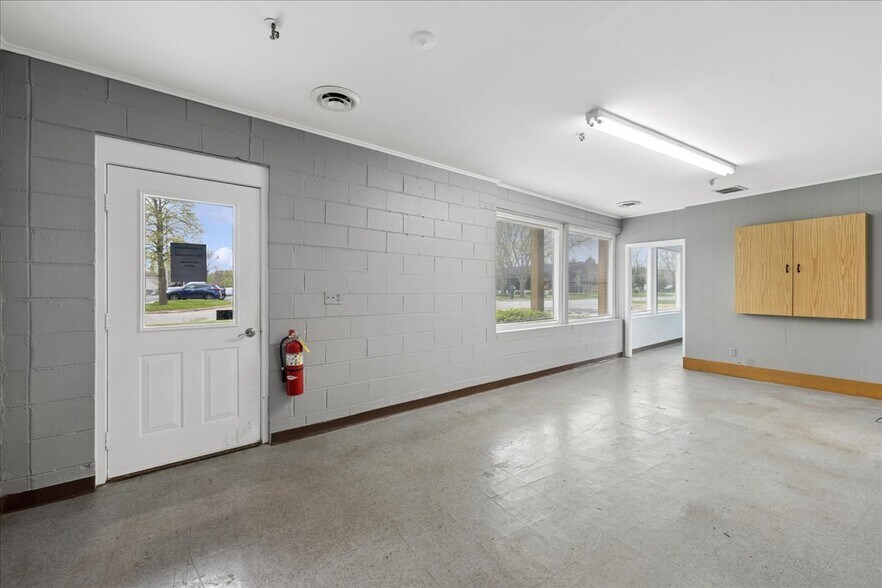 More Photos Of 931 W Wilson St, Batavia Warehouse For Lease
