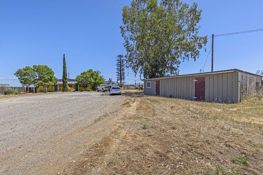 More Photos Of 245 N 7th St, Williams Light Distribution For Sale