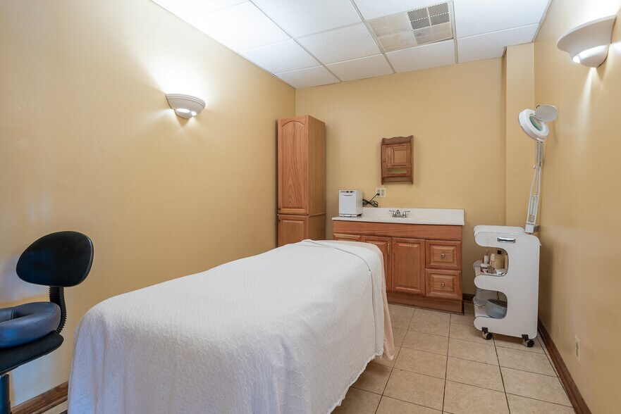 More Photos Of 2150 W 95th St, Chicago Storefront Retail Office For Sale