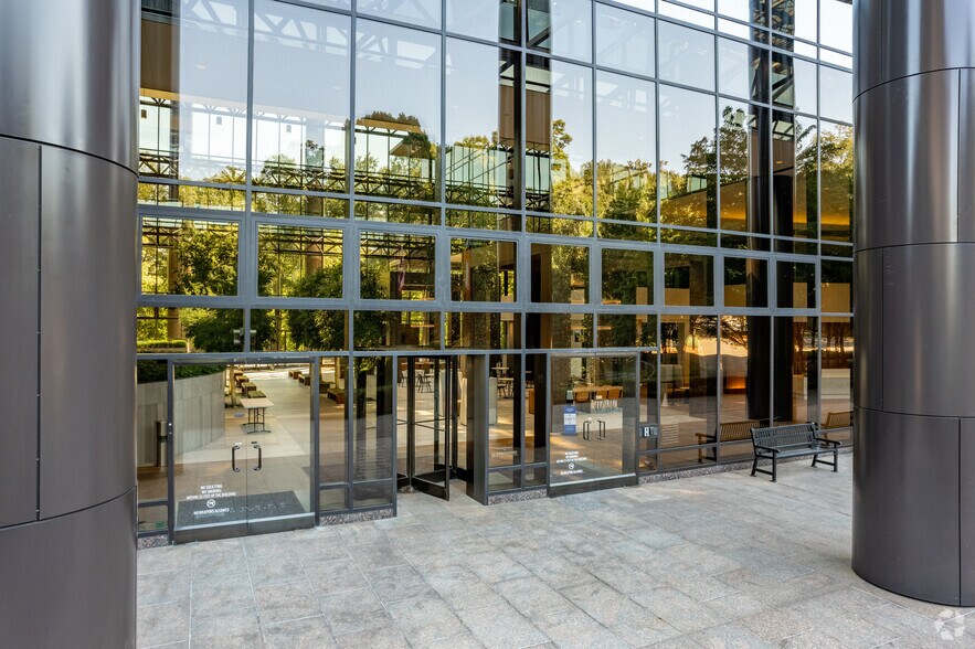 More Photos Of 3 Ravinia Dr, Atlanta Office For Lease