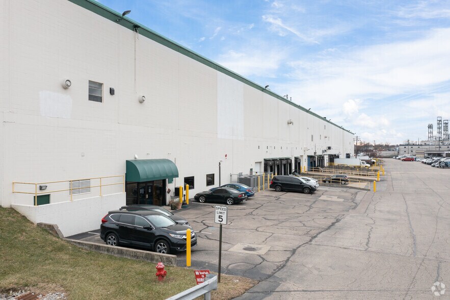 More Photos Of 2940 Highland Ave, Norwood Distribution For Lease