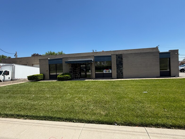 Primary Photo Of 7825 S Roberts Rd, Bridgeview Warehouse For Lease