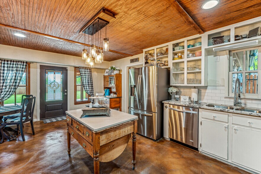 More Photos Of 703 Spring St, Granbury Lodge Meeting Hall For Sale