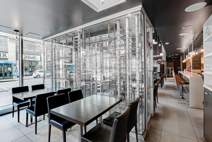 More Photos Of 22 Rue Ste-Catherine E, Montréal Office For Sale