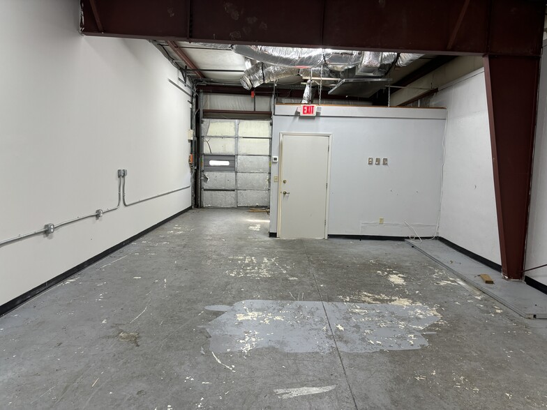 More Photos Of 1388 Chattahoochee Ave, Atlanta Light Distribution For Lease