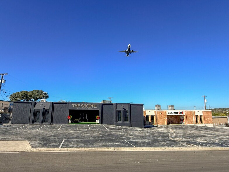 More Photos Of 12131-12137 Valliant St, San Antonio Showroom For Sale