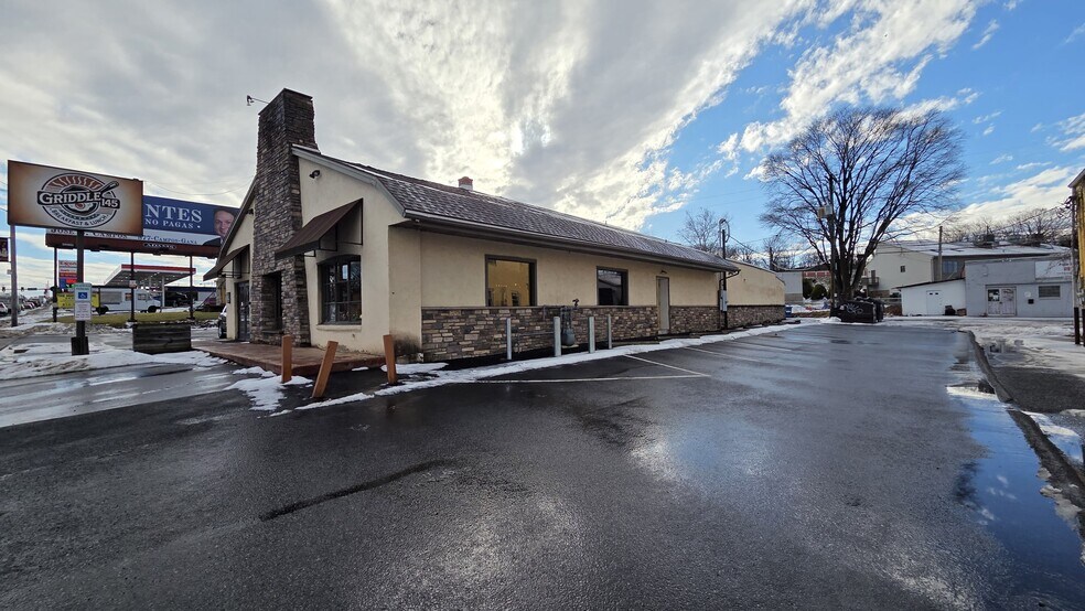 More Photos Of 1146 Macarthur Rd, Whitehall Restaurant For Lease