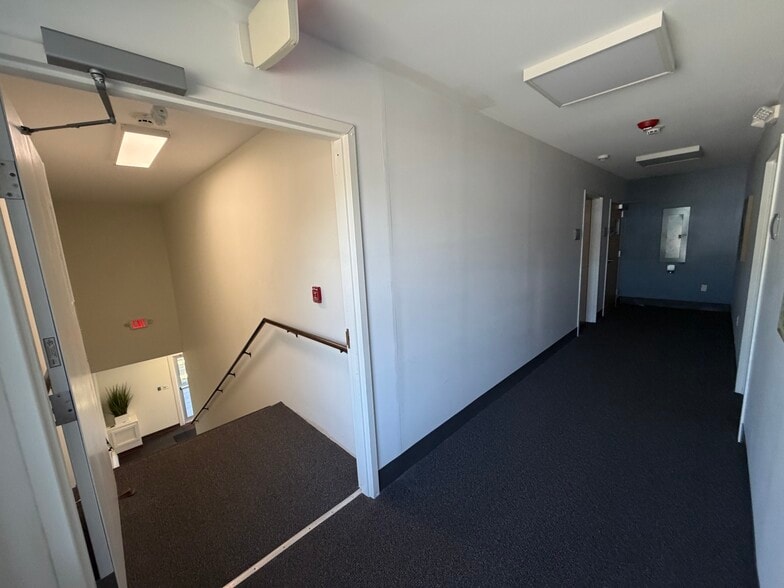 More Photos Of 144 Thadeus St, South Portland Office Residential For Lease