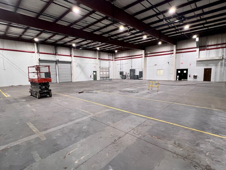 More Photos Of 1920 Cypress Lake Dr, Orlando Manufacturing For Lease