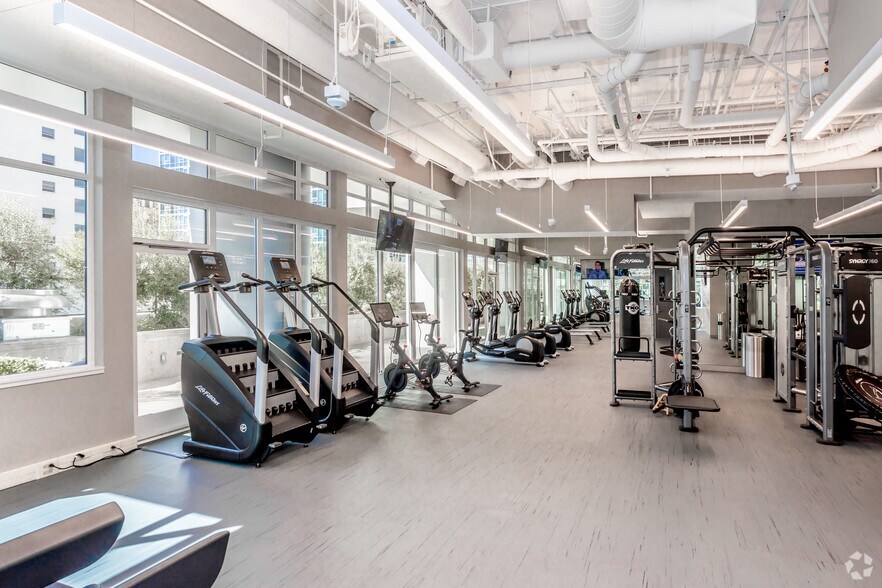 More Photos Of 825 S Hill St, Los Angeles Apartments For Lease