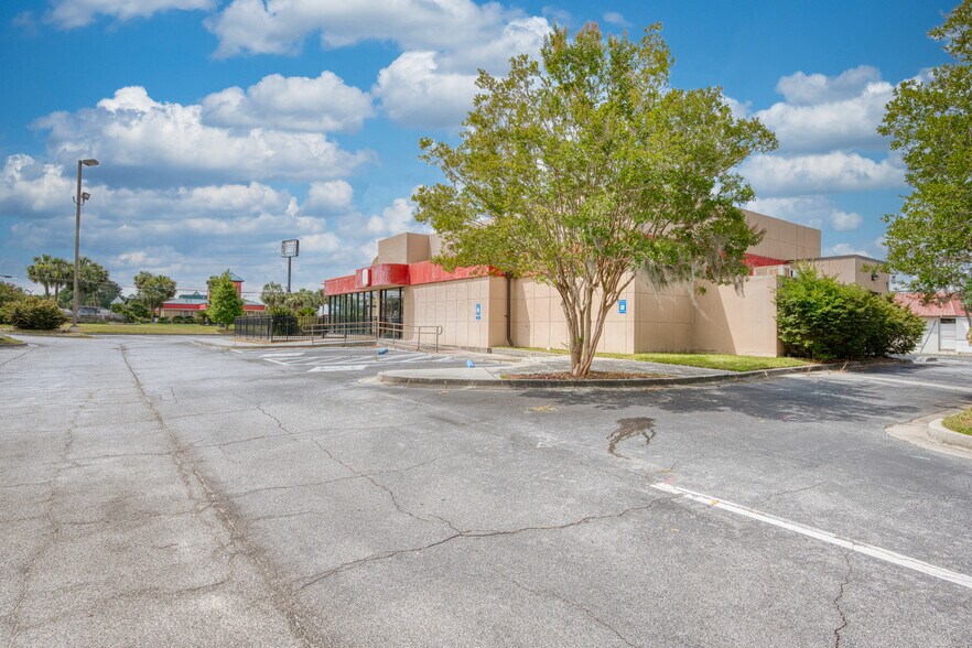 More Photos Of 1197 Lakes Blvd, Lake Park Fast Food For Lease