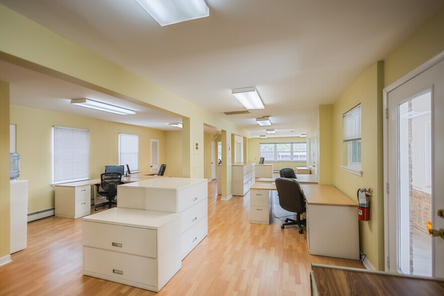 More Photos Of 152 Burlington Ave, Clarendon Hills Storefront Retail Office For Lease