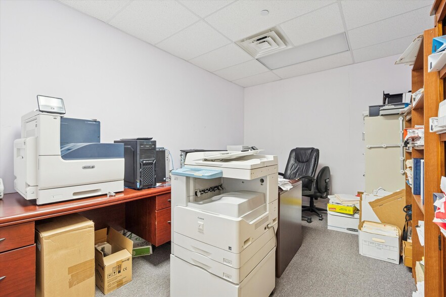 More Photos Of 422 Mill St, Bristol Office For Sale