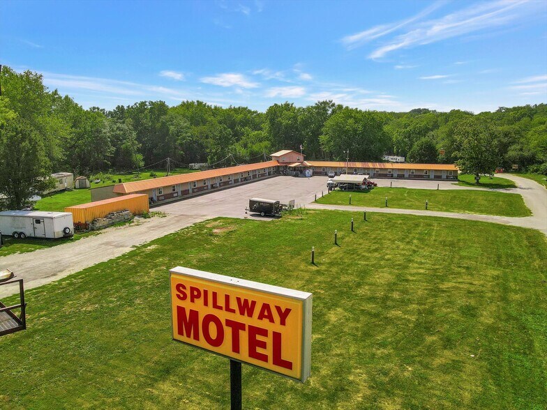 More Photos Of 1295 IL-16, Shelbyville Hotel For Sale