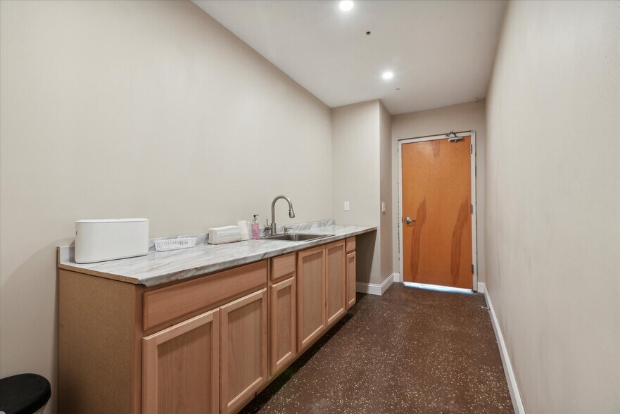 More Photos Of 5000-02 City Ave, Philadelphia Freestanding For Sale