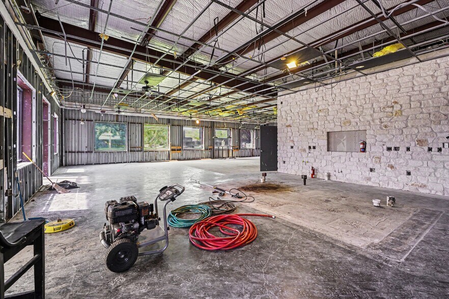 More Photos Of 470 This Way St, Lake Jackson General Retail For Lease