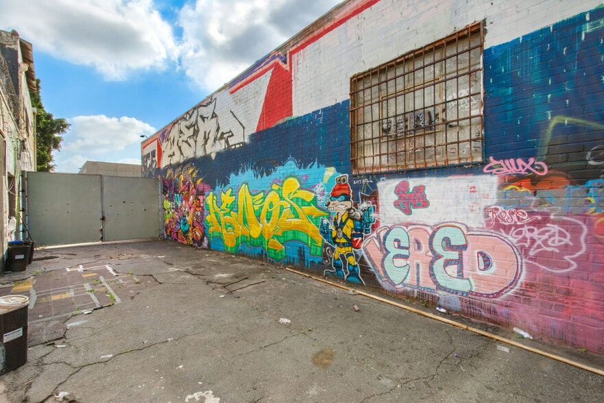 More Photos Of 236 W 18th St, Los Angeles Warehouse For Sale