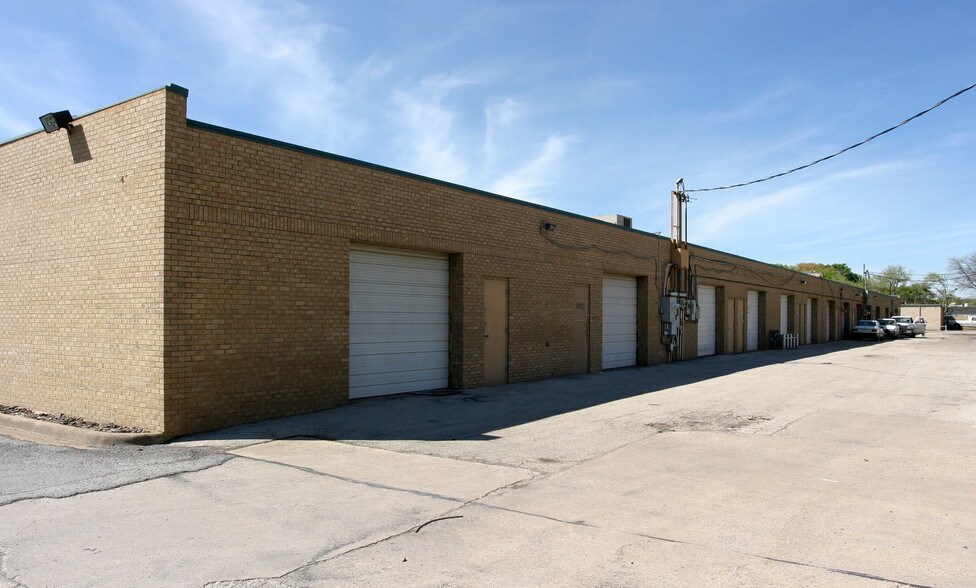 More Photos Of 10024-10052 Monroe Dr, Dallas Showroom For Lease