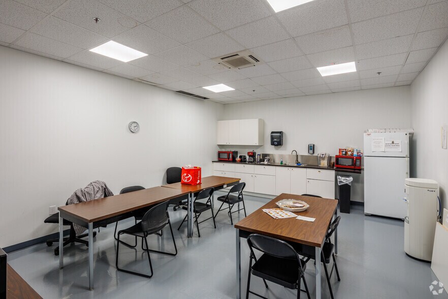 More Photos Of 4050 Premier Dr, Plano Light Manufacturing For Lease