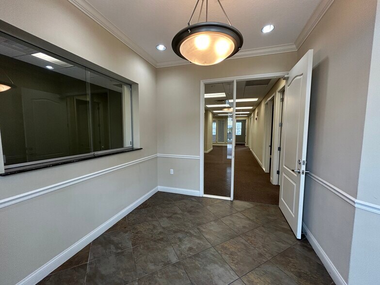 More Photos Of 5601-5605 Marquesas Cir, Sarasota Office For Lease