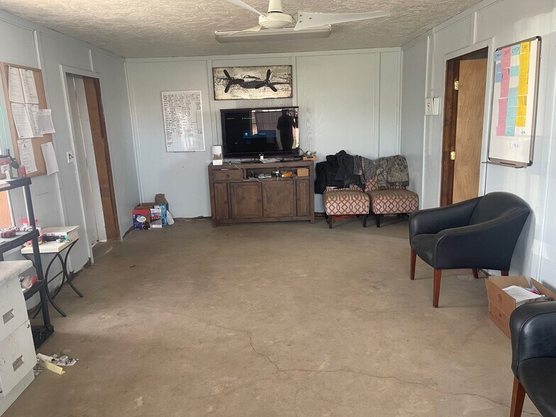 More Photos Of 1000 NW 82nd St, Oklahoma City Manufacturing For Lease