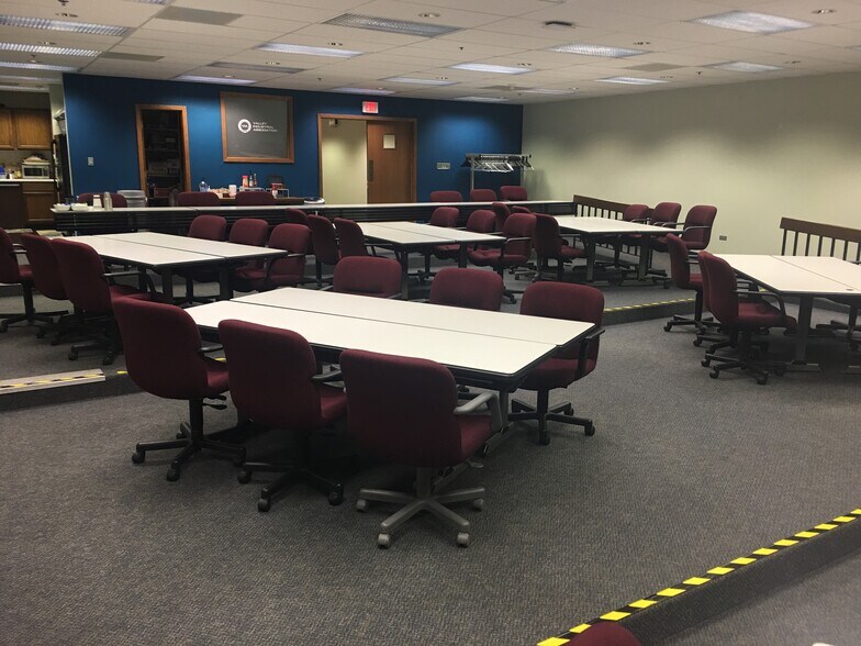 More Photos Of 2000 S Batavia Ave, Geneva Office For Lease