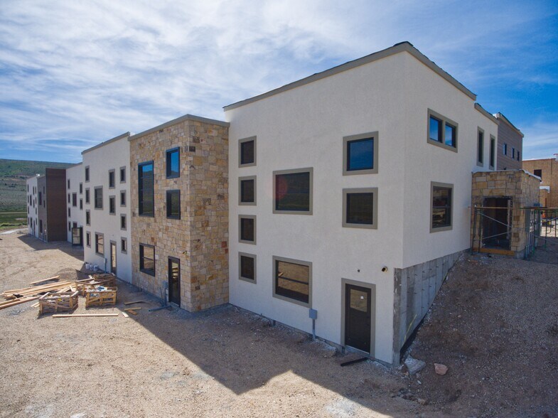 More Photos Of 4554 Forestdale Dr, Park City Showroom For Lease