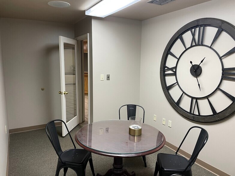 More Photos Of 800 E Main St, Russellville Office For Lease
