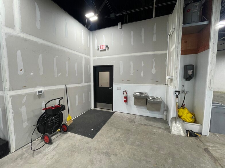 More Photos Of 4069 Commonwealth Ave, Eau Claire General Retail For Lease