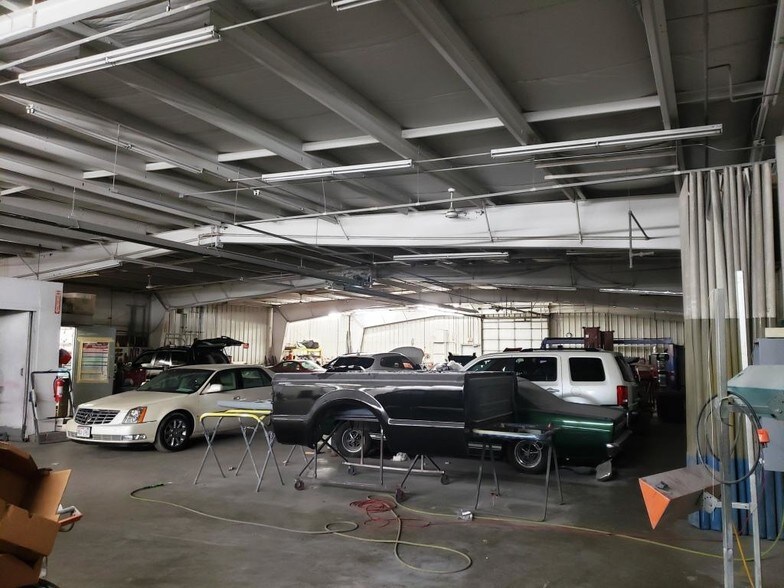 More Photos Of 705 Cardinal Ln, Hartland Auto Repair For Sale