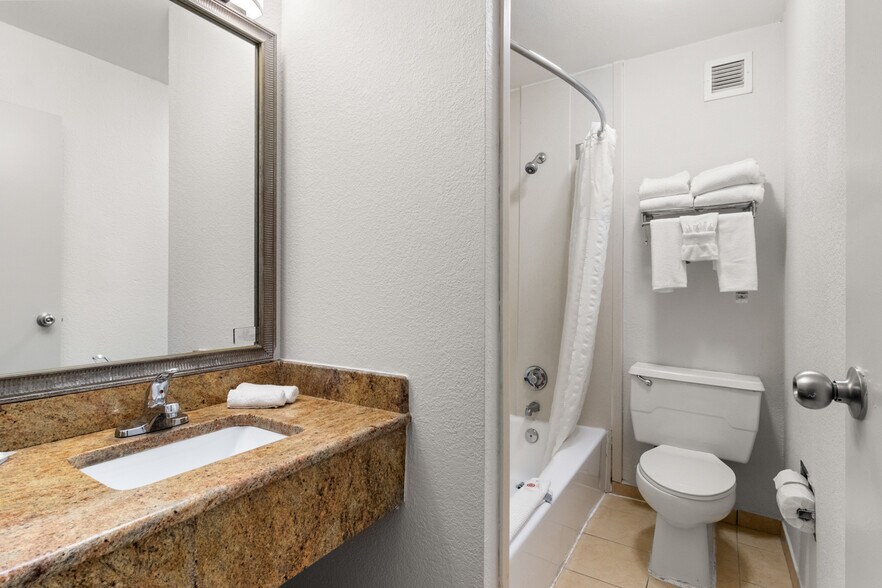 More Photos Of 7675 W Irlo Bronson Memorial Hwy, Kissimmee Hotel For Sale