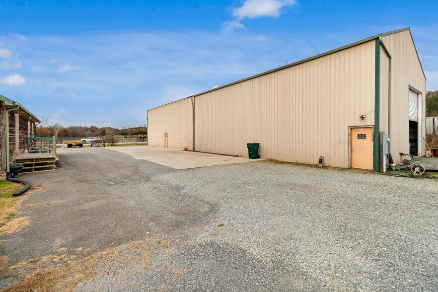 More Photos Of 372 Jones St, Decatur Warehouse For Sale