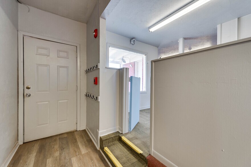 More Photos Of 1005 Austin St, Midland Storefront For Sale