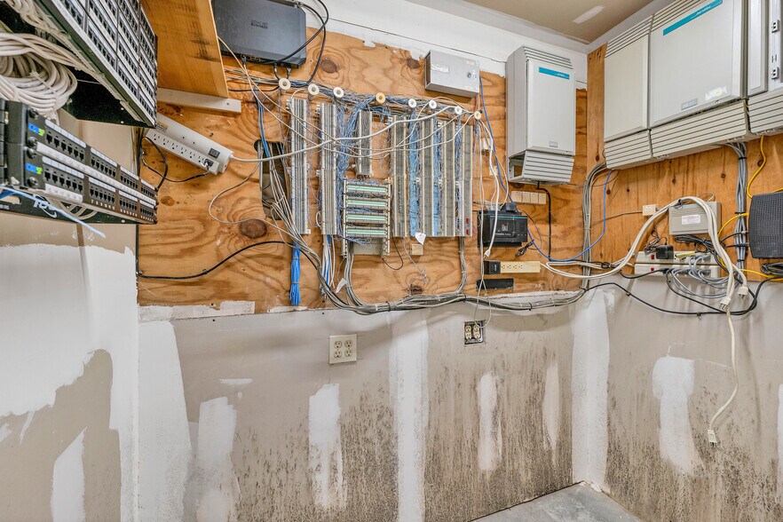 More Photos Of 5 Buttrick Rd, Londonderry Office For Lease