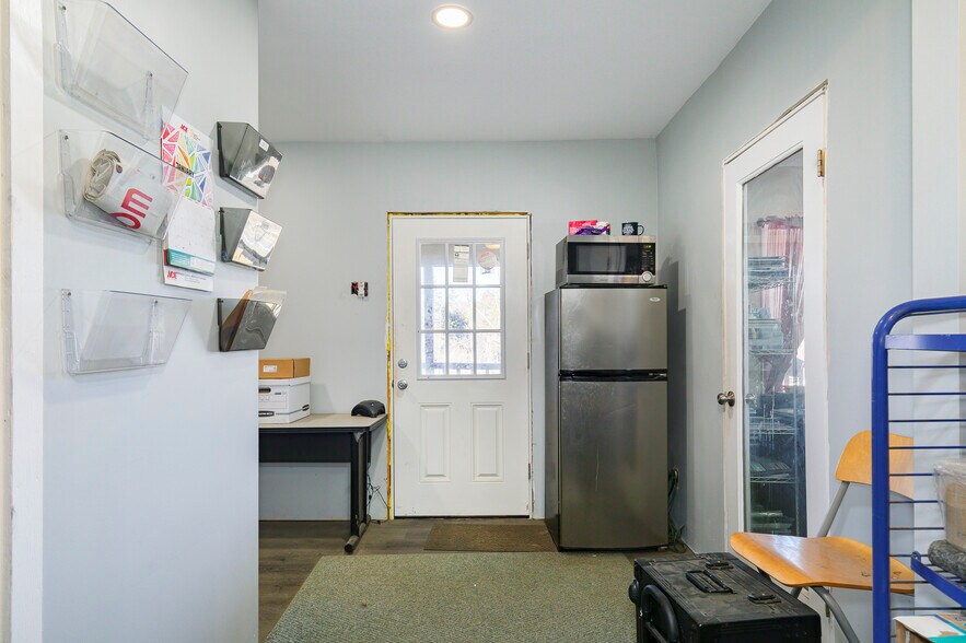 More Photos Of 2100 NY-9G, Staatsburg Light Distribution For Sale