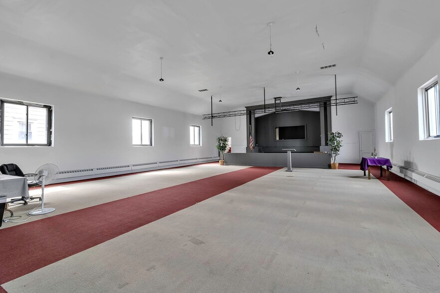 More Photos Of 646 Cayuga Dr, Niagara Falls Religious Facility For Sale