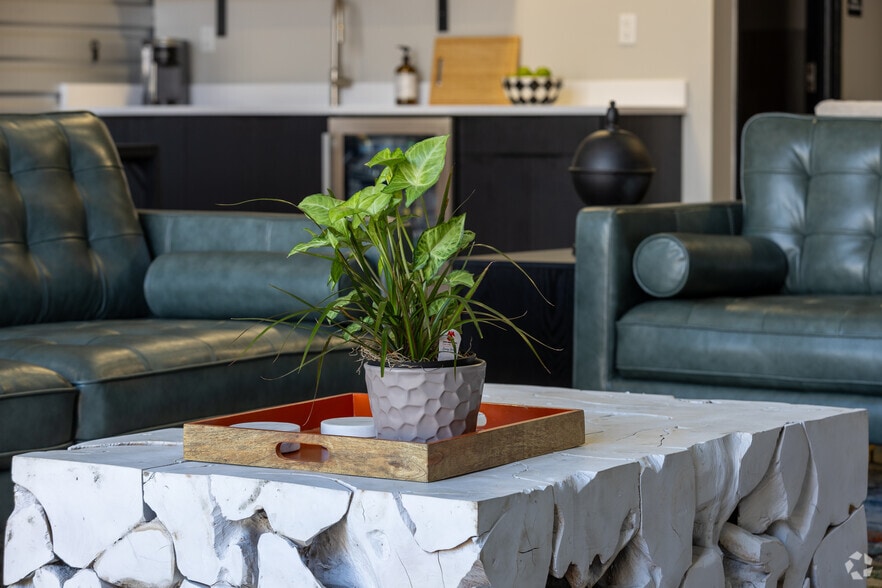 More Photos Of 5705-5765 Stables Way, Alpharetta Showroom For Sale