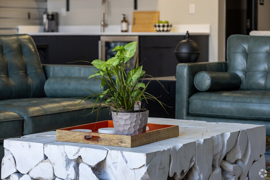 More Photos Of 5705-5765 Stables Way, Alpharetta Showroom For Lease