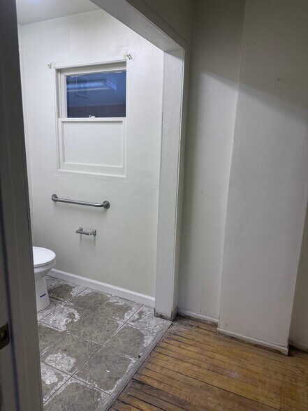 More Photos Of 860 W 4th St, Benson Flex For Sale