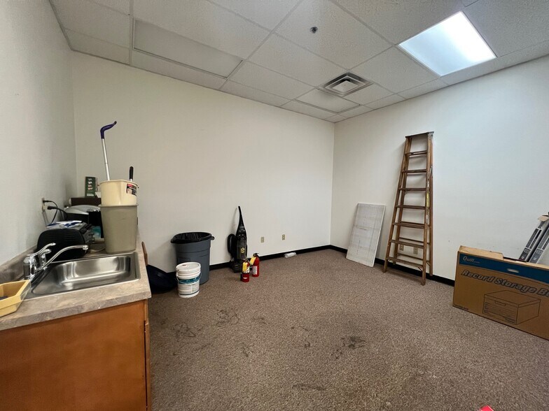 More Photos Of 6677 W Thunderbird Rd, Glendale Medical For Sale