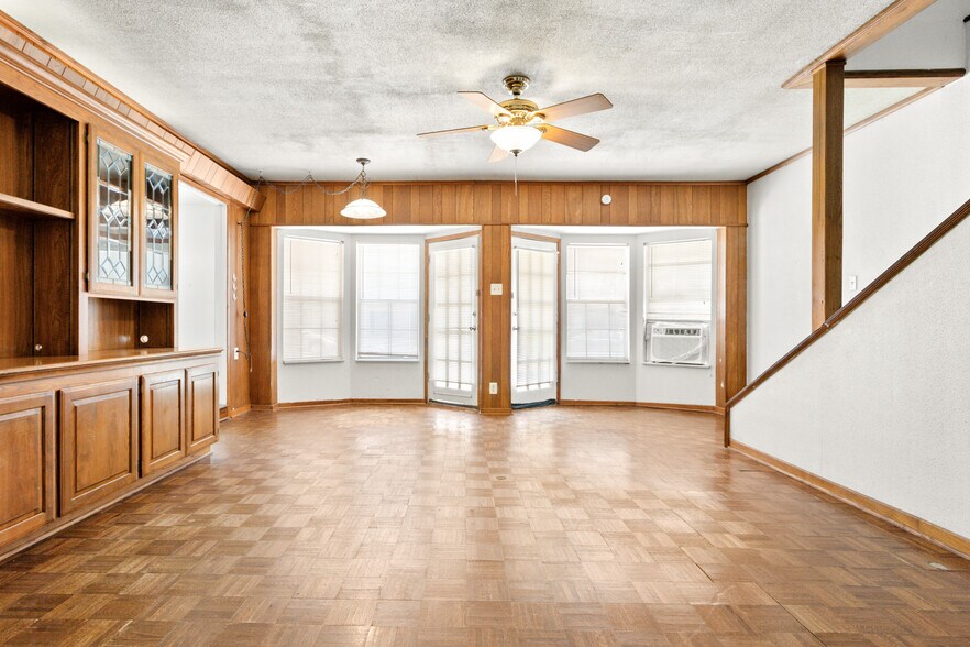 More Photos Of 215 Jasanda Way, Mesquite Specialty For Sale